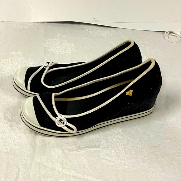 Roxy Shoes - Roxy wedge canvass shoes black & white size 10